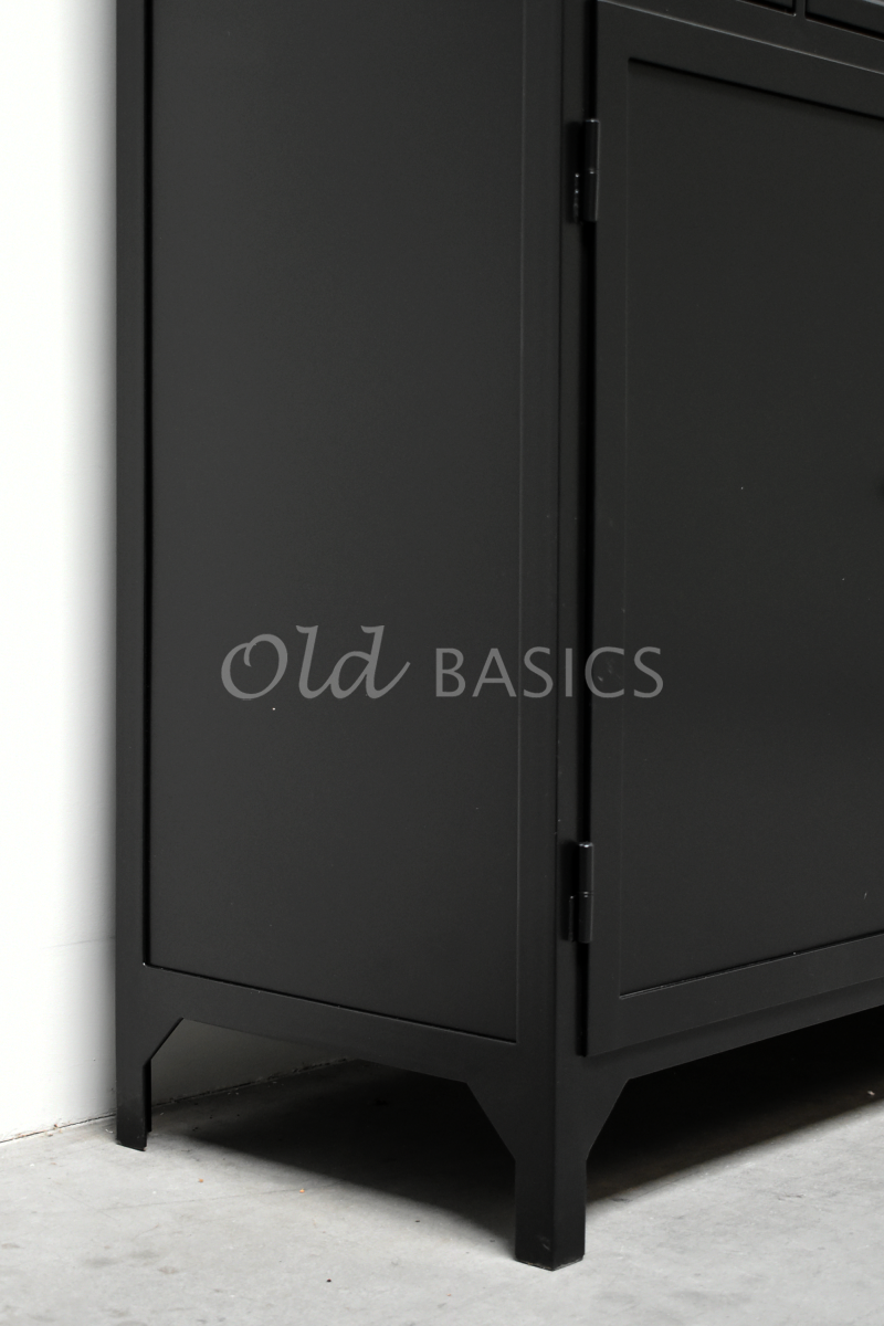 Detail van Apothekerskast Fio  Oak LED, 5 deuren, RAL9005, zwart, materiaal staal